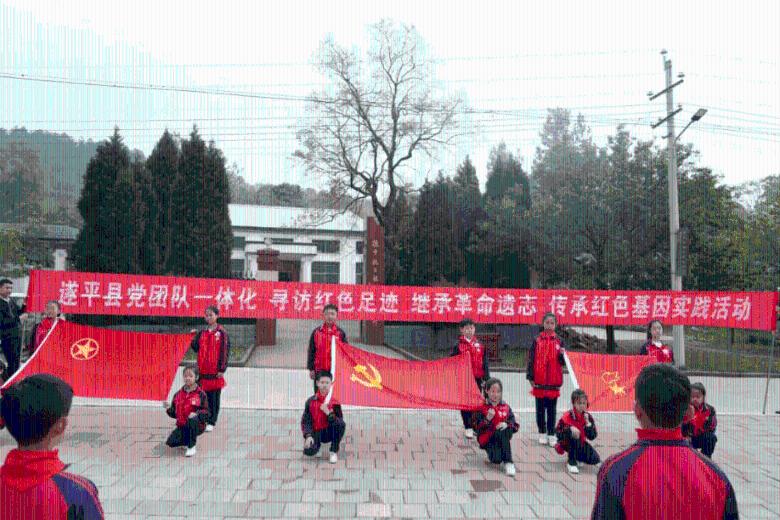 救援爱图画的男孩